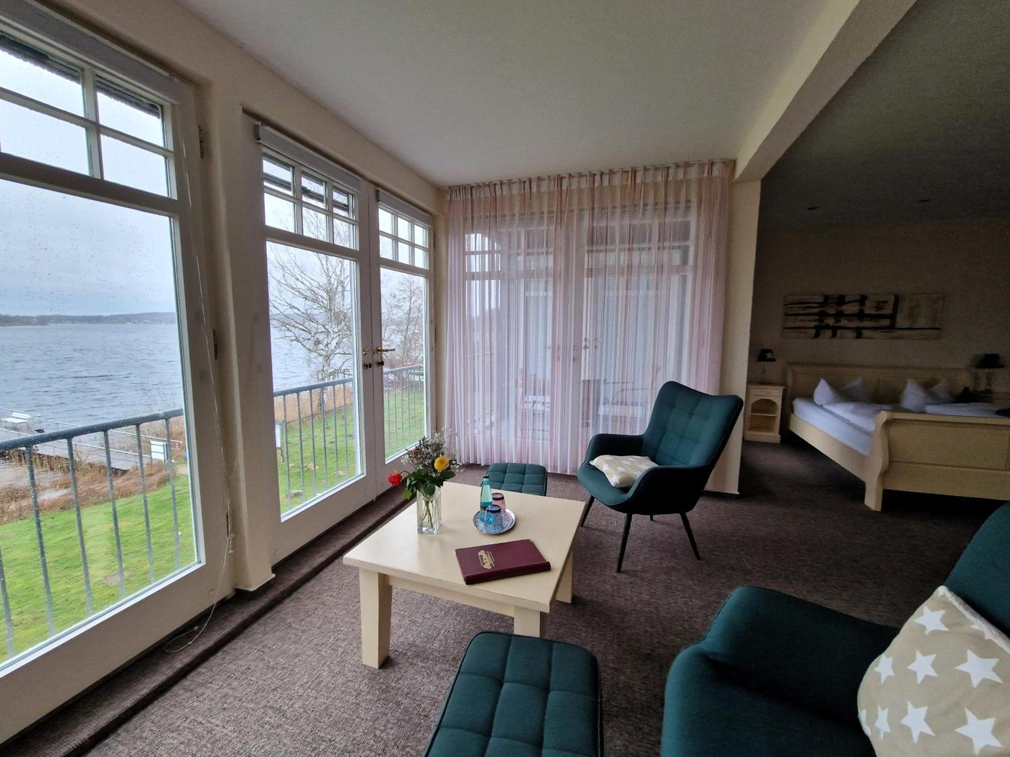 Hotel Faehrhaus Niederkleveez Bosdorf  Exterior photo